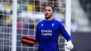 4골 줬지만 생명 구한 골키퍼 레데스마…운동장 질주 감동