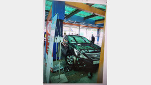 영동고속도로 휴게소서 승용차 카페테이블로 돌진…2명 부상