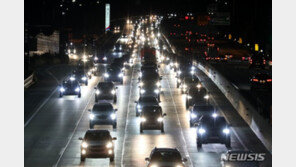 고속도로 귀경길 곳곳 정체…새벽까지 이어질듯