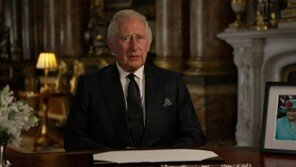 찰스 3세 즉위 “여왕처럼 헌신”…국민 반감도 적지 않아
