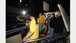 ‘소녀상’ 인근서 심야 정면충돌…보수-반일단체 4시간 대치