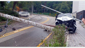 부산서 SUV차량 전봇대 ‘쾅’…일부 정전에 도로 통제