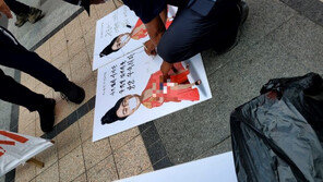 용산 대통령실 인근에 尹대통령 풍자 포스터…경찰, 내사 착수