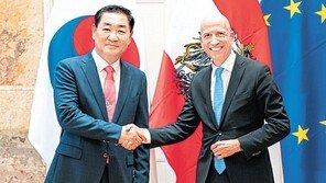 한종희 부회장, 오스트리아 방문… 노동부 장관과 경제협력 등 논의 