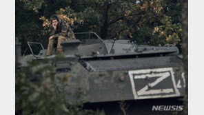“이지움 주민들 돼지처럼 살았다”…우크라군, 노획 러군 탱크타고 질주