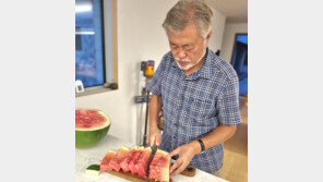 수박 써는 文 사진 올린 딸 다혜씨…“명절 아빠 일 시키기”