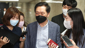 “당이 국민 두려워 않는다” 시의원 쓴소리에 …김기현 “100% 공감”