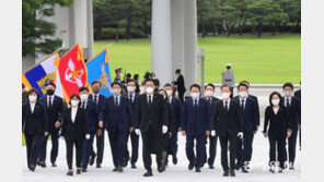 與 ‘정진석호’ 현충원 참배로 공식출범…방명록엔 ‘안중근 글귀’