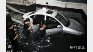 침수 차량서 탈출하려면… 행동요령 체험하는 공무원들