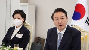 尹 “반도체에 생사 걸려… 인재 양성-선제 투자” 