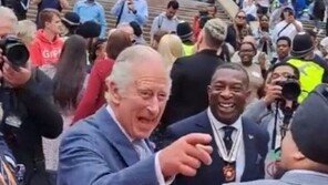 ‘왕짜증’ 찰스 3세의 반전…“맥주 한잔 할래요?” 행인에 위트 폭발