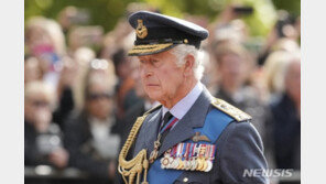 찰스 3세, 국왕 즉위하자마자 직원 100명에 해고 통보