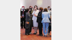 미인대회서 국기 못 들자 울음 터뜨린 ‘미스 대만’ “中이 왕따 시켜”