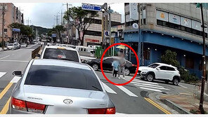 중앙분리대 잡고 두리번…거동불편한 노인 본 운전자가 한 일(영상)