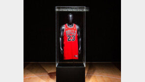 조던 ‘라스트 댄스’ 유니폼, 141억원 낙찰…마라도나 기록 갈아치워