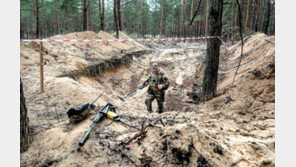 “시신 440구” 우크라 동부서도 민간인 집단학살 흔적