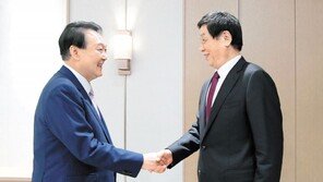 尹, 시진핑 방한 초청… 리잔수 “편리한 시기 방중을” 