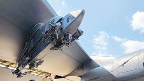 핵탄두 탑재용 美전략폭격기 살펴보는 韓국방차관