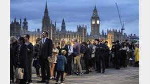 英 여왕 참배줄 24시간 소요 예상…베컴도 13시간 기다려 참배