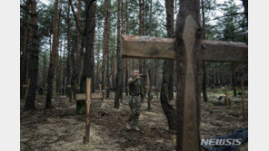 감금·고문·살인·암매장…우크라 시신 발굴지 ‘지옥 방불’