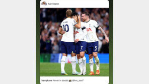 ‘해트트릭’ 손흥민 향한 동료들의 축하 “우린 의심한 적 없었어”