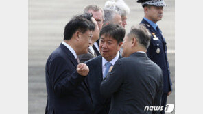 尹대통령 “바쁘신데 어떻게 나오셨냐”, 정진석 “잘 다녀오십시오”