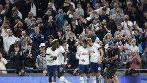 해트트릭으로 침묵 깬 손흥민, 경기 MOM·최고 평점 10점