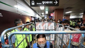 전장연, 2·9호선 지하철 시위…출근길 시민들 불편