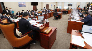 與 “文, 국방위 국감 증인으로” 野 “금도 있다”