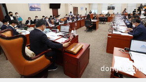 국방위 ‘文 증인 신청’ 충돌…“성역없는 수사” vs “금도 깼다”