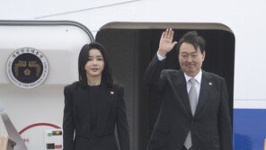 민주 “尹부부, 교통통제 핑계로 英여왕 조문 취소…영국 왜 갔느냐”