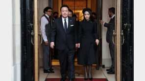 尹, 英여왕 장례식후 조문록 작성…“외교홀대 폄하 시도 유감”