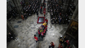 엘리자베스 英 여왕 ‘세기의 장례식’ 엄수…정상급 외빈 500명 참석