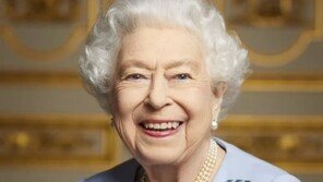 英왕실, 엘리자베스 2세 미공개 사진 공개…즉위 70주년 기념