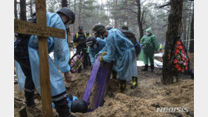 우크라, 이지움 집단매장지 시신 146구 발굴…어린이 2명 포함