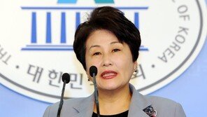 法 “‘윤미향은 돈미향’ 언급한 전여옥, 1000만원 배상해야”