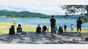 호수 바라보며 명상 즐겨 볼까