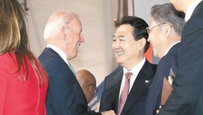 尹 “전기차 차별 우려” 바이든 “잘 안다, 진지하게 협의” 48초 환담