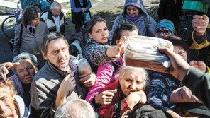 구호품에 손 내미는 우크라 이줌 주민들