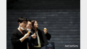 2년 만에 실외 마스크 전면해제…“실내도 풀자” vs “불안해”