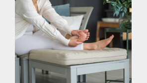 폐경기 불면증엔 하루 20분 ‘발마사지’ …수면 1시간 늘었다