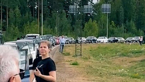 러시아 국경 탈출 러시…‘징병 피하자’ 차량 5km 줄서