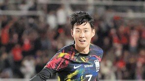 손흥민 프리킥 ‘번쩍’… 수비는 ‘깜깜’ 