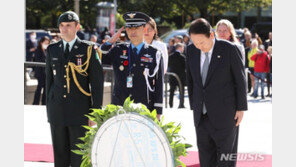 尹 대통령 내외, 오타와 전쟁기념비 헌화…참전용사와 대화