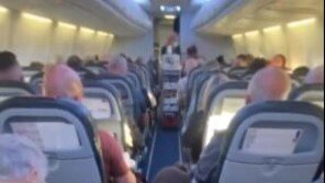 “기저귀 차라”…화장실 기어가는 장애인 외면한 항공사