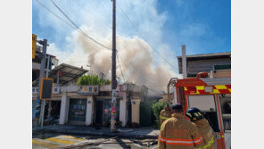 ‘버린 담배꽁초 탓’ 가평서 주택 화재…소방당국 진화 중