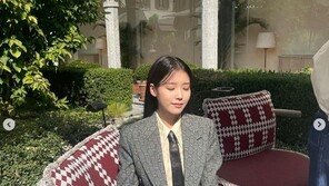 아이유, 슈트에 넥타이도 완벽 소화