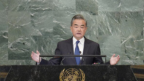 中왕이 “대만 문제 개입 세력에 단호히 대응…美, 사리사욕만 추구”