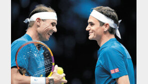 굿바이 페더러… ‘라이벌’ 나달과 짝이뤄 은퇴경기