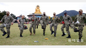 부산 온 美 핵항모 장병들, 제기차기 등 韓 전통체험…워커 찾느라 애 먹기도[청계천 옆 사진관]